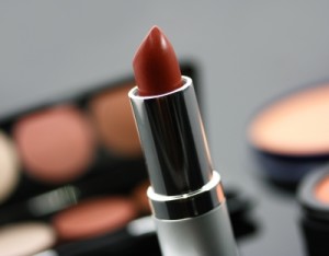 open lipstick https://twoclassychics.com/2014/09/6-tips-to-help-your-lipstick-last-longer/