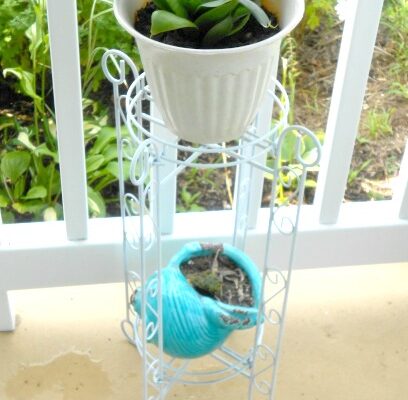 DIY Metal Plant Stand Makeover!