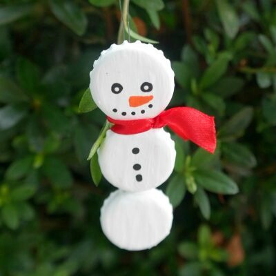 Kid’s Crafts: Bottle Cap Snowman Christmas Ornaments