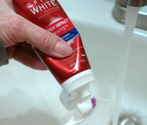 Colgate Optic White Platinum High Impact White Toothpaste