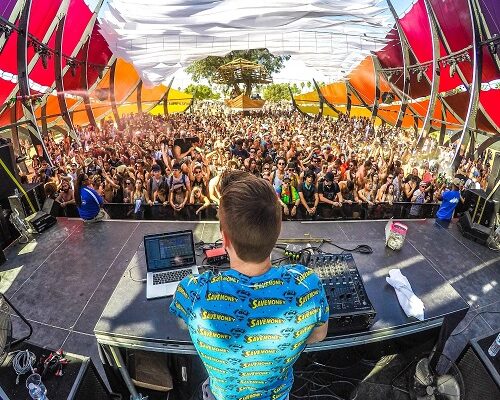 Six Things to Look for When Hiring a DJ