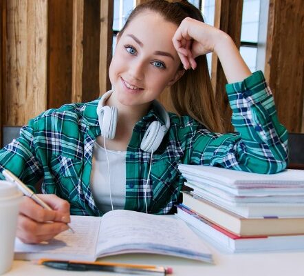 How to Help Your Teen Organize Their College Scholarship Search