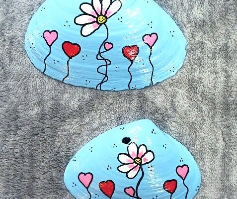 Easy Hand-Painted Daisy Floral Design Clam Shells Seashells