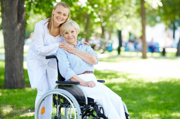 What to Expect from At Home Senior Caregivers: A Complete Guide for Families