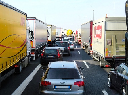 Traveling by Car? 4 Tips to Avoid Accidents with Big Rigs