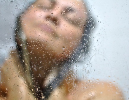 How Does Warm Vapour Compare to Cold Water for Skin Hydration