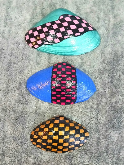 Easy Painted Checkerboard Pattern Seashells
