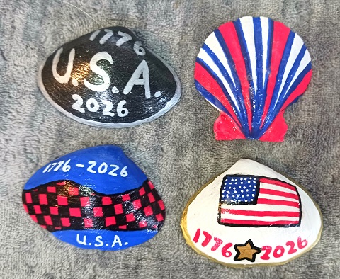 Painted Patriotic Design Seashells to Celebrate America's Birthday