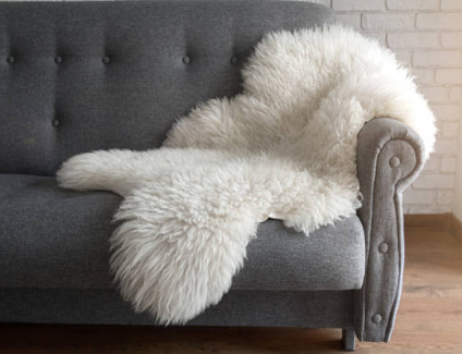 Fashionable Rugs for Your Home: Sheepskin for Modern Living Rooms
