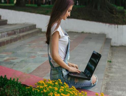 How to Protect Your Privacy When Using Messaging Apps on Public Wi-Fi