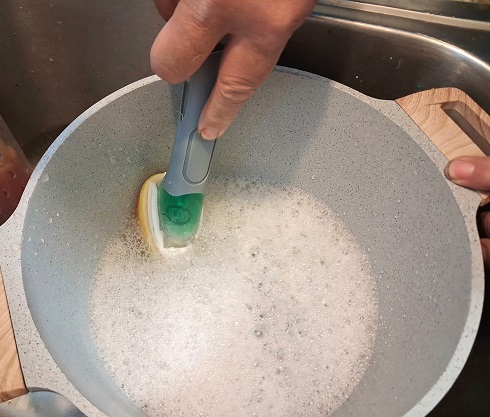 Pinguino Soap Dispensing Magic Wand Makes Washing Dishes a Breeze!