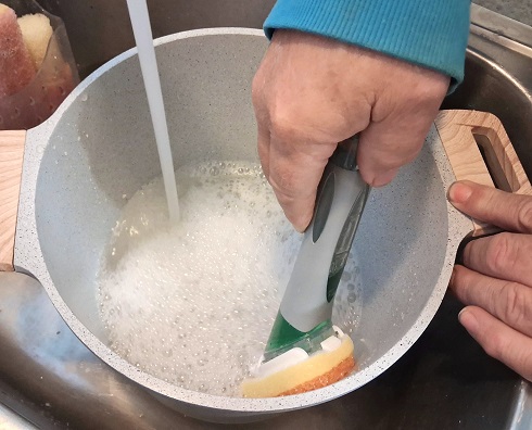 Pinguino Soap Dispensing Magic Wand Makes Washing Dishes a Breeze!