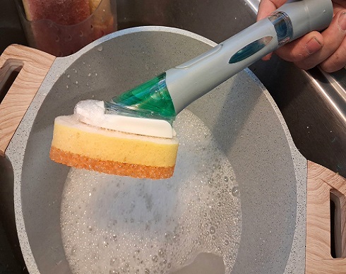Pinguino Soap Dispensing Magic Wand Makes Washing Dishes a Breeze!